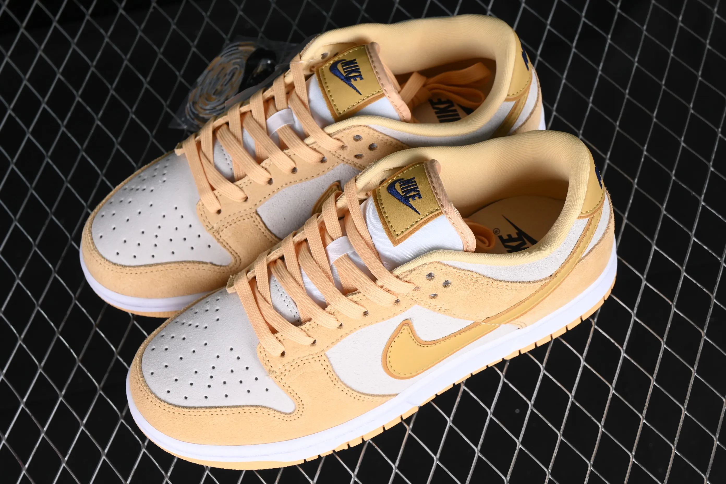 All categories Nk SB Dunk series Nk SB Dunk Low low-top sneakers Nk Dunk Low "Gold Suede" cheese pudding ice cream yellow and white SB low-top casual sports skateboard shoes DV7411-200